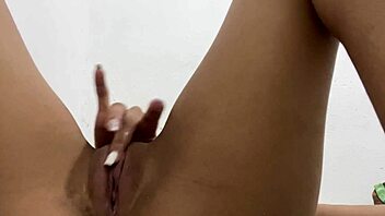 Chiquita 18+ se toca el coñito apretado