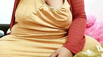 Indian Bengali Bhabhi Shows Off Her Sexy Tits!