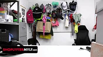 जेसिका क्यों छुपा रही है? उतारो, हर जगह चेक करते हैं!