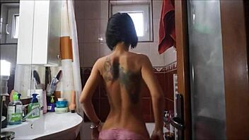 Sanon: pelataan pilluleikkiä suihkussa kylpiessä