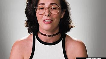 Hogyan jut el Casey Calvert az orgazmushoz szóló közelről maszturbálva?