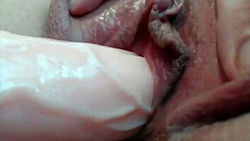 वाह! ये वेट पस्सी फिंगरिंग क्लोज अप और गेपिंग देखो! 😲