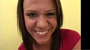 Wow, nasmejana 18-godišnja lepotica Addison Rose probava porn prvi put!