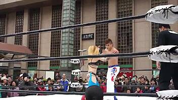 Wrestling match between Dou Yu and Apple Miyuki