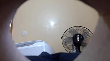 隐藏摄像头捕捉可爱印度继姐妹漂亮屁股在秘密间谍镜头