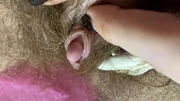 ακραίο κοντινό πλάνο μεγάλης κλειτορίδας που τρίβεται σε υγρό τριχωτό οργασμό