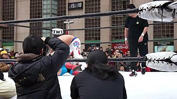 Wrestling match between Dou Yu and Apple Miyuki