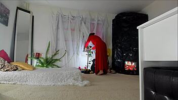 Krivkavá milf Sonya dráždi ukázaním chlpatého pod sukňou