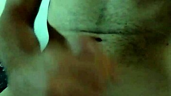 batendo uma punheta em casa de boa