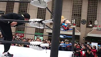 Wrestling match between Dou Yu and Apple Miyuki