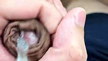 Unge 18+ fyr runker solo på sit værelse?