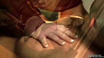 Stacie Jaxxx dominerer med røvslik og facesitting i femdom