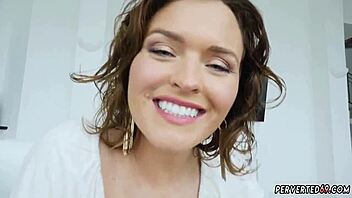 Grote tiet blonde MILF op casting bank