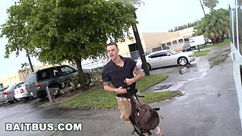 बेट बस - मियामी टूरिस्ट क्लिफ जेन्सन को गे चुदाई में फंसाया