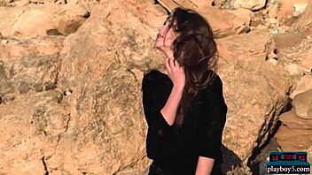 Украинската тийнейджърка 18+ Мила Азул се съблича с големи естествени цици за Плейбой