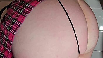 مؤخرة المعلمة السمينة تجعل الطالب ينفجر داخلها!