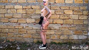 I'm obsessed with this sexy blonde model!