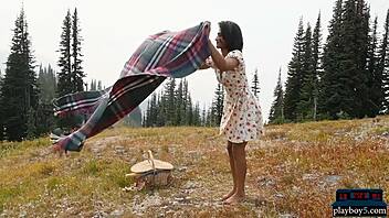 Eksotisk Playboy-model stripper nøgen på solrig båttur