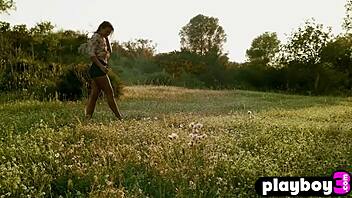 Natural MILF Anetta Keys poses nude in nature 😘