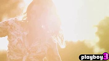 Naravna MILF Anetta Keys pozira naga v naravi 😘