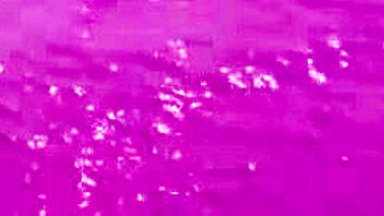 Eksotisk Playboy-model stripper nøgen på solrig båttur