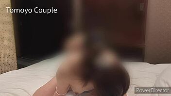 Žena v cosplay šolskih kopalkah se slači mokra od sokov