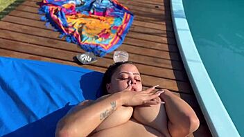 Tia e sobrinha surpreendidas por 2 amigos na piscina