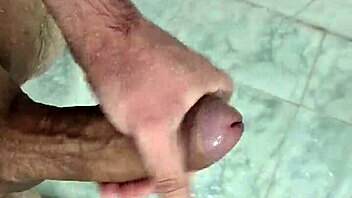 Batendo uma punheta bem gostosa no banho twink cute