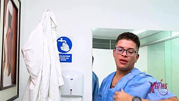 milf pelirroja va al ginec�logo y este le realiza un papanicolaou con su lengua 😏