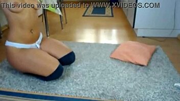 Amateur sexydea fingers herself on live webcam