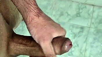 Batendo uma punheta bem gostosa no banho twink cute