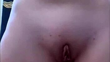 Ela quer gozo em todos buracos, dildo na buceta molhada e cu