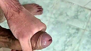 Batendo uma punheta bem gostosa no banho twink cute