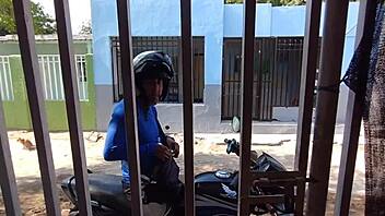 Esposa infiel paga alquiler follando con polla enorme mientras marido trabaja.