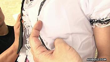 日本人アキナ・サクラ、二人の男と一緒にマン毛剃り！無修正濡れアクションと指マンでワイルドなグループシーン