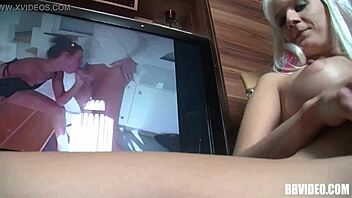 Blond tysk tøs driller med solo leg.