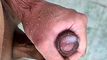 Batendo uma punheta bem gostosa no banho twink cute