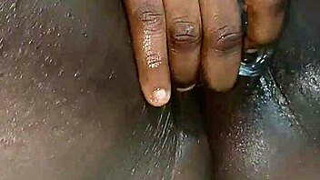 Elsker at se ebony babe med stor røv og patter sprøjte solo med dildo og legetøj