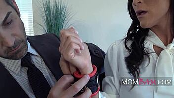 podriadená sekretárka vydrží hrubé zaobchádzanie a šľapanie v kancelárii