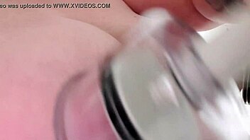 Amaterske joške divjajo z nastavki za sesanje bradavic