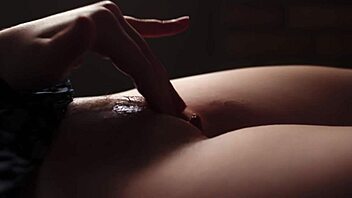 Hej, titta på vackra tonåringen 18+ som slår sin fitta nära inpå!