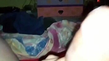 Mamita me pilla viendo porno y me saca el semen caliente con sus manos expertas.