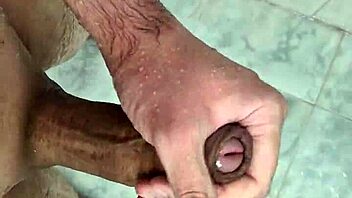 Batendo uma punheta bem gostosa no banho twink cute