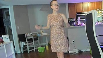 Housewife’s secret pleasure: watching and being watched with femdom and sph fetish