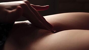 Hey, watch this beautiful teen 18+ slap her pussy up close!