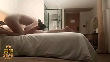 Plump housewife meets her friend for a quick massage session
