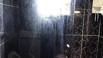 novinho comendo a tia do seu amigo no banheiro da casa dela branquinha gostosa