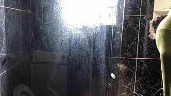 novinho comendo a tia do seu amigo no banheiro da casa dela branquinha gostosa