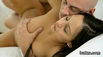 Şişman Sıkı Genç 18+ Kız Yumuşak Amı ve Küçük Kıçını Sertçe Sikiyor!