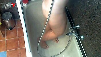 Domácí voyeur tlustá mladá 18+ dostává silný orgasmus masturbací ve vaně